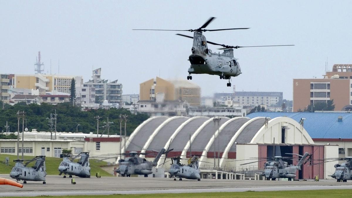 Esta foto de archivo tomada el 26 de abril de 2010 muestra un helicóptero CH-46E de la Infantería de Marina de los EEUU despegando de la Estación Aérea de la Infantería de Marina de los EEUU Futenma en Ginowan, prefectura de Okinawa.