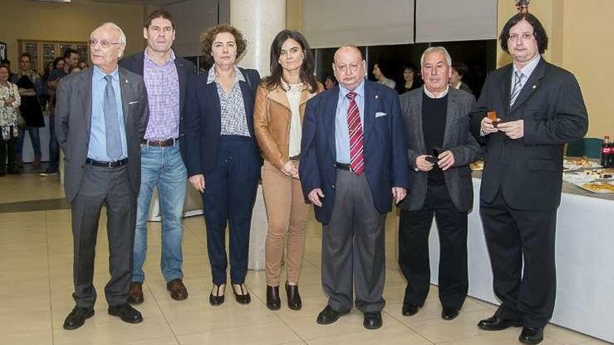 Los homenajeados, con los dos directores del centro.