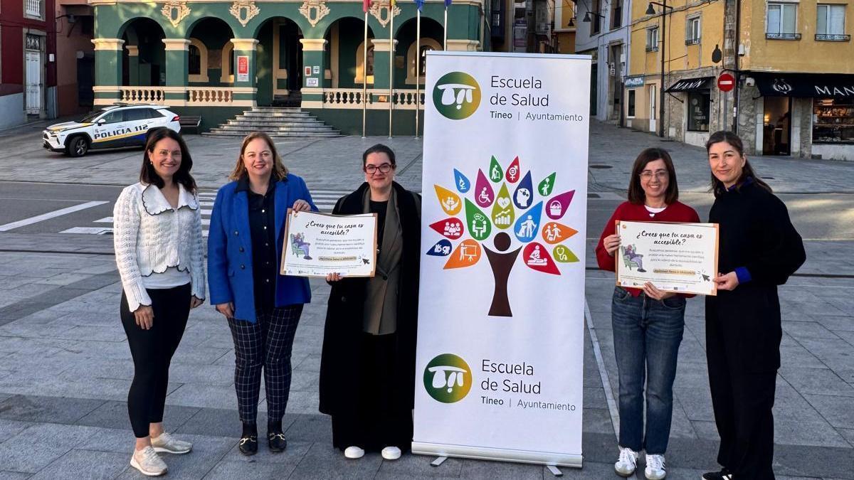 Por la izquierda, Marta de la Fuente, Montse Fernández, Estíbaliz Jiménez, Karina Peláez y Eva Rodríguez, en la plaza del Ayuntamiento de Tineo.