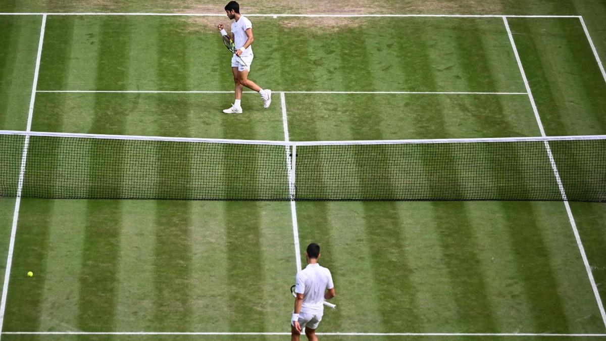Alcaraz reacciona a un punto ante Djokovic en Wimbledon