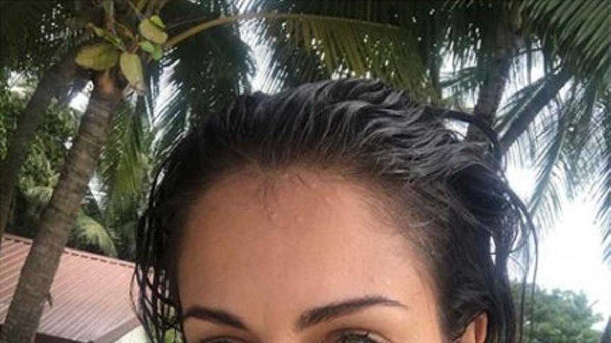 Hiba Abouk se pasa las vacaciones en bañador y bebiendo mojitos del todo incluido