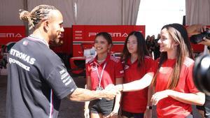 Lewis Hamilton saluda a Marta García en el paddock de Austin