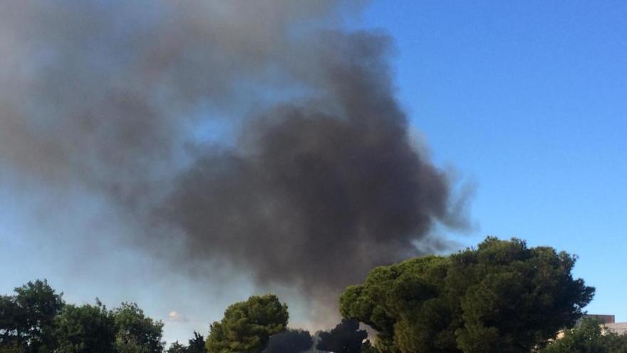 Un incendio de balas de ropa prensada causa una gran humareda visible desde Elche y Alicante