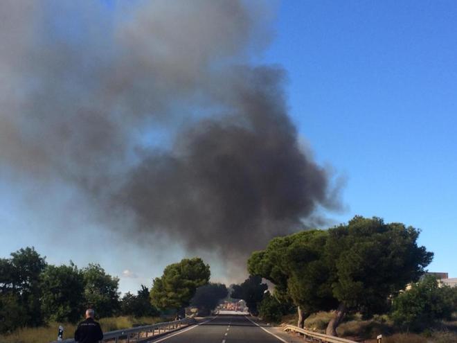 Un incendio de balas de ropa prensada causa una gran humareda visible desde Elche y Alicante