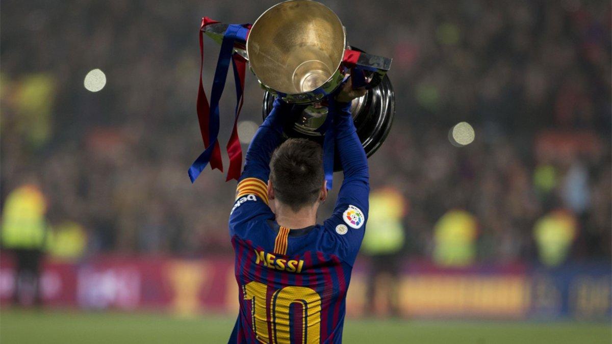 Leo Messi ofrece a la afición del Camp Nou el trofeo de la Liga 2018/19 conquistada por el FC Barcelona