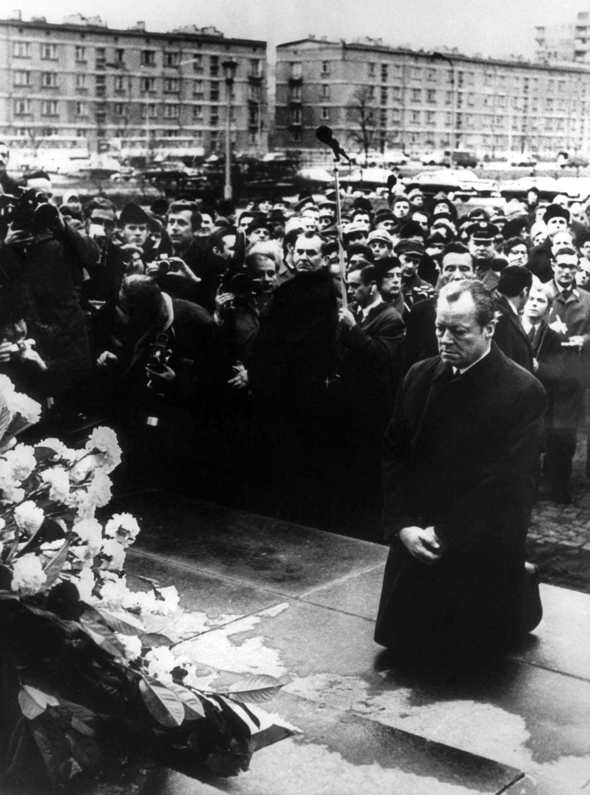 Willy Brandt, arrodillado ante el monumento a las víctimas de la Segunda Guerra Mundial en Varsovia, el 7 de diciembre de 1970.