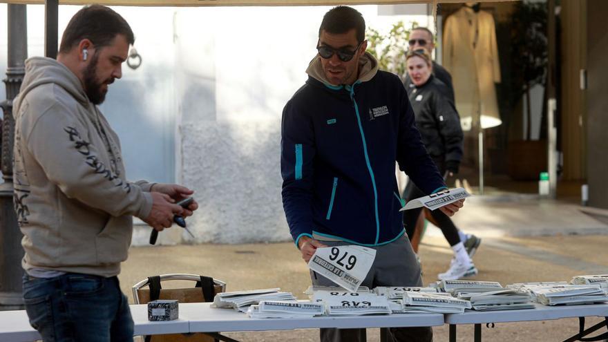 El atleta Ismael Parrilla con varios dorsales, ayer durante la recogida en Vara de Rey. | TONI ESCOBAR