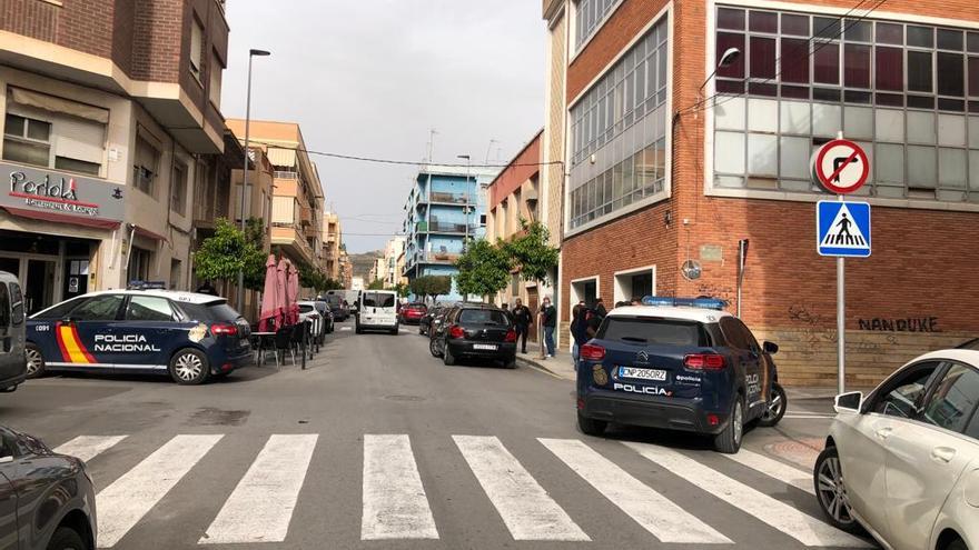 El dispositivo policial junto a la fábrica donde se ha escondido el ladrón.