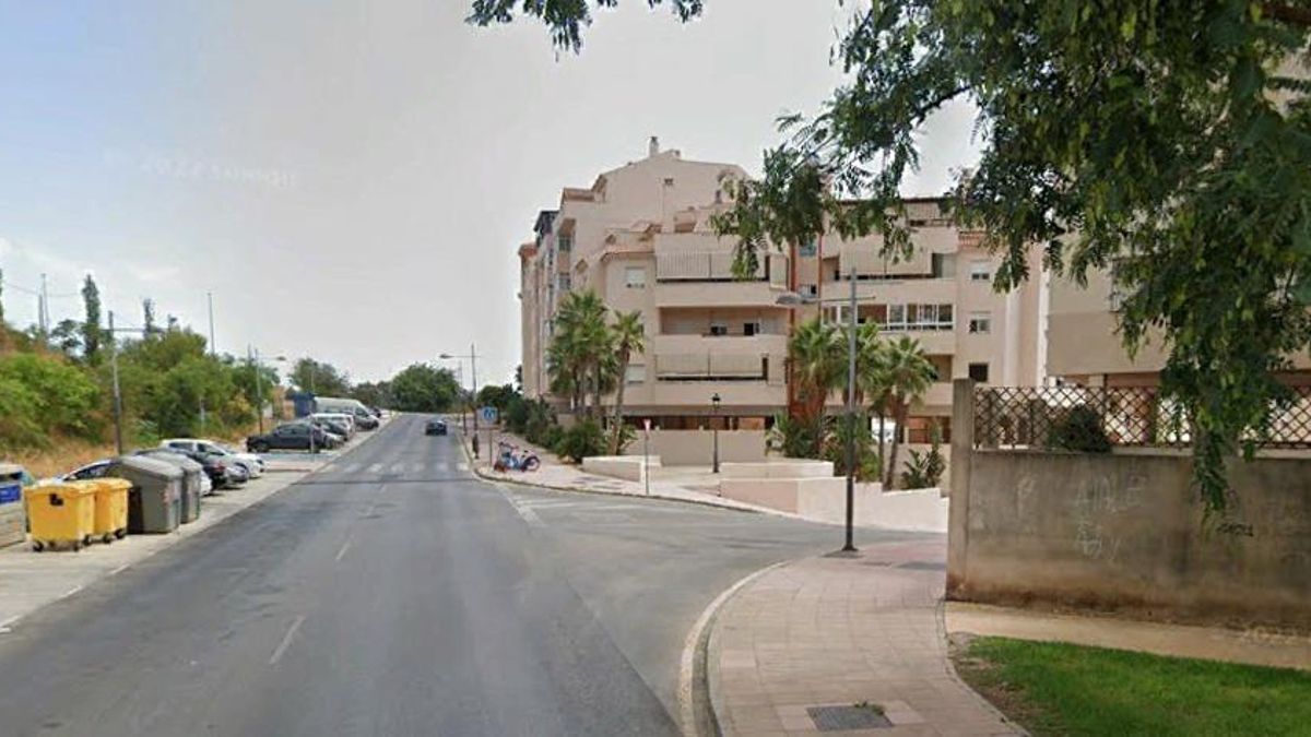 La joven atropellada circulaba por la calle Guillermo Cabrera de Estepona