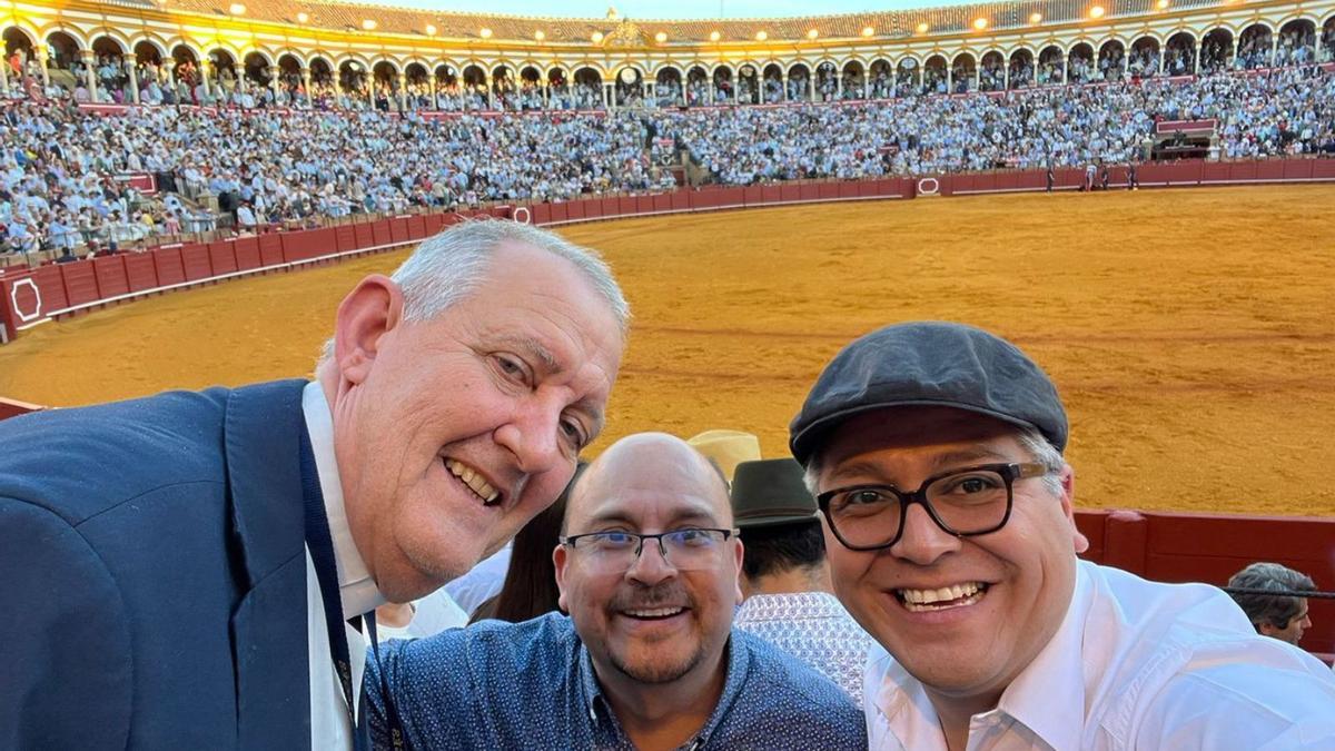 El capellán Juan Luis García (izquierda) en la Maestranza, junto a dos capellanes mexicanos a los que conoció en el Encuentro en Zamora.