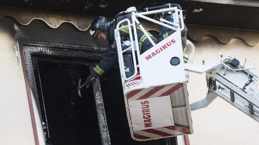 Els Bombers de Saragossa, intervenint a l&#039;habitatge afectat per l&#039;incendi, a la cèntrica plaça de Los Sitios.