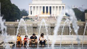 Personas visitan monumentos en Washington mientras se siente la ola de calor en EE.UU., el 17 de julio de 2023.