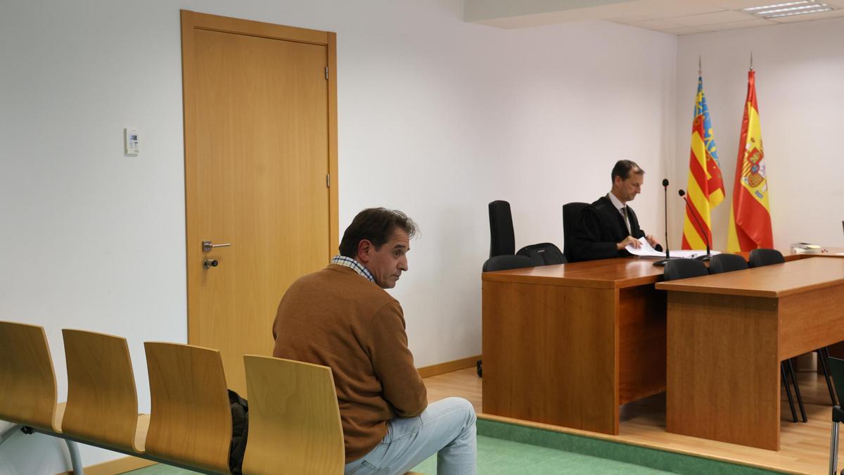 El acusado sentado en el banquillo el día que se celebró el juicio.