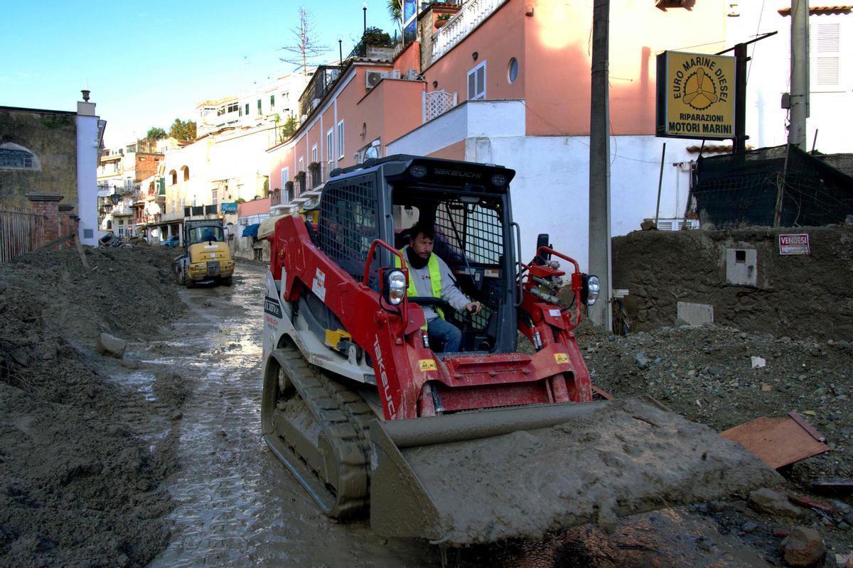 Un muerto y decenas de desaparecidos tras un corrimiento de tierra en la isla italiana de Ischia