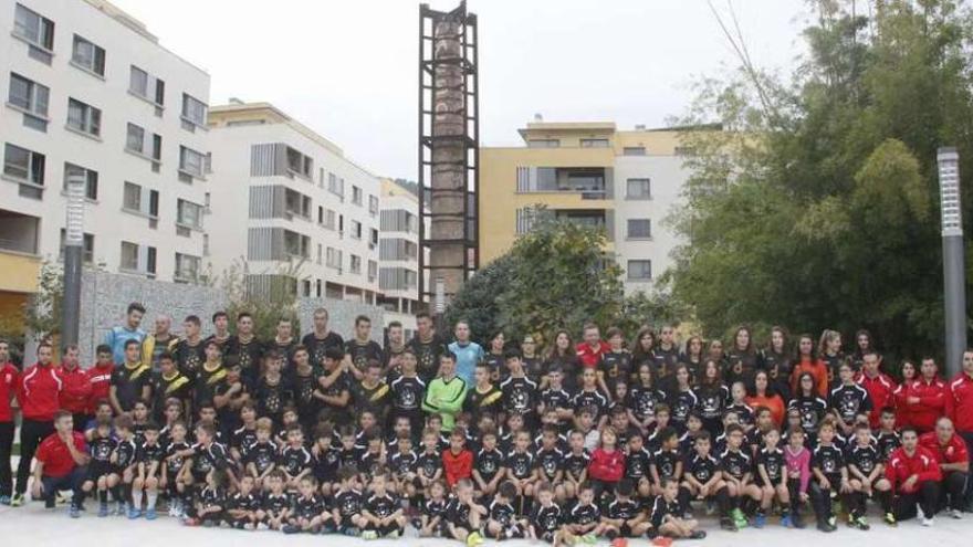 Fotografía de familia de la ADFS Bueu para la presente temporada. // Santos Álvarez