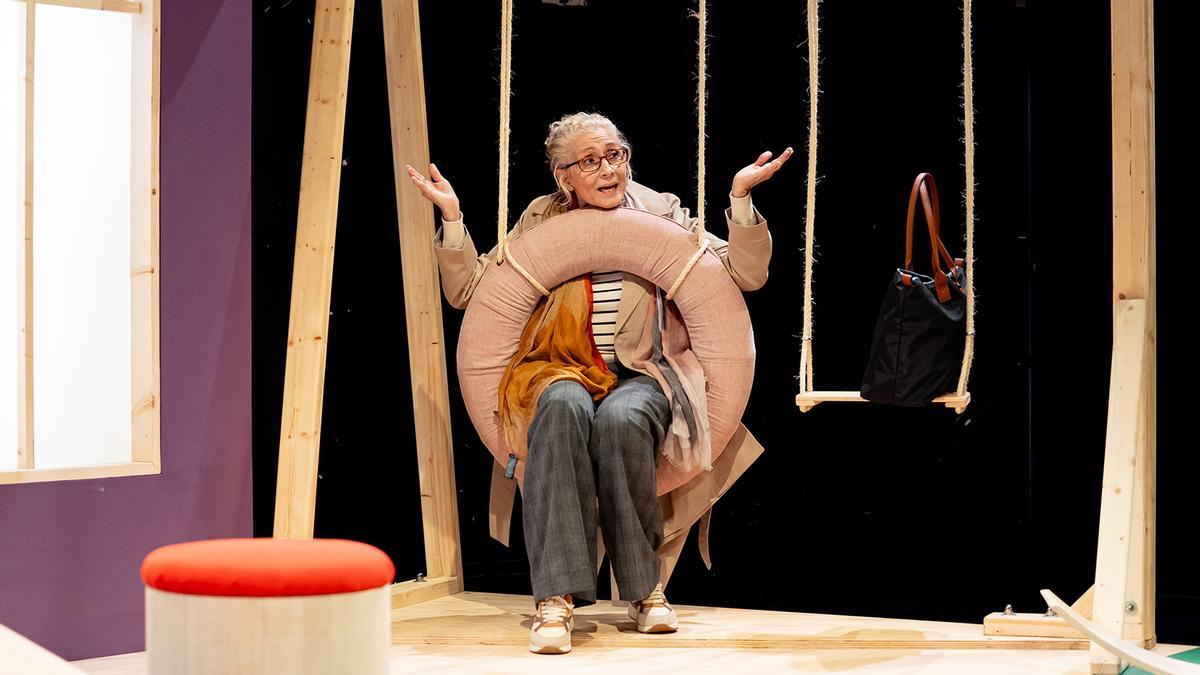 Montse Guallar en una escena de la obra de teatro 'Una bufetada a temps'.