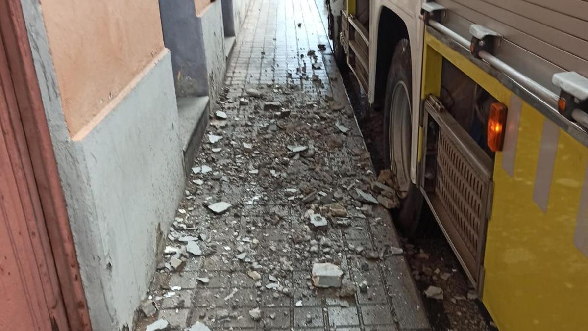 El agua ocasiona desprendimientos en una vivienda en Guía