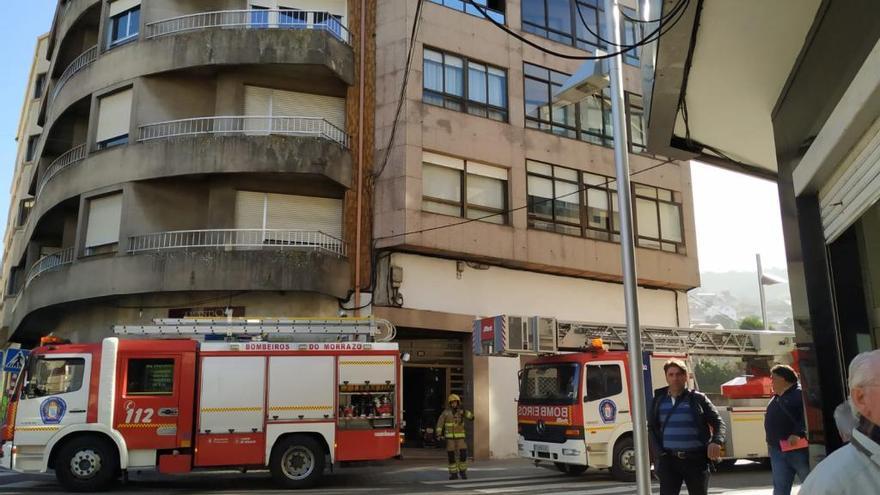 Los bomberos en el edificio en donde ocurrió el incendio en la calle Castelao. // Gonzalo Núñez