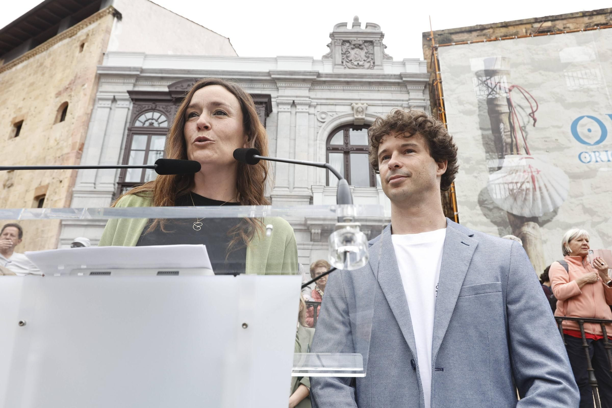 Cientos de brazos al aire junto a la Catedral de Oviedo para que la sidra sea patrimonio de la humanidad
