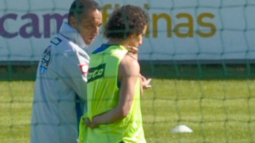 José Luis Oltra charlando con Andrés Guardado.