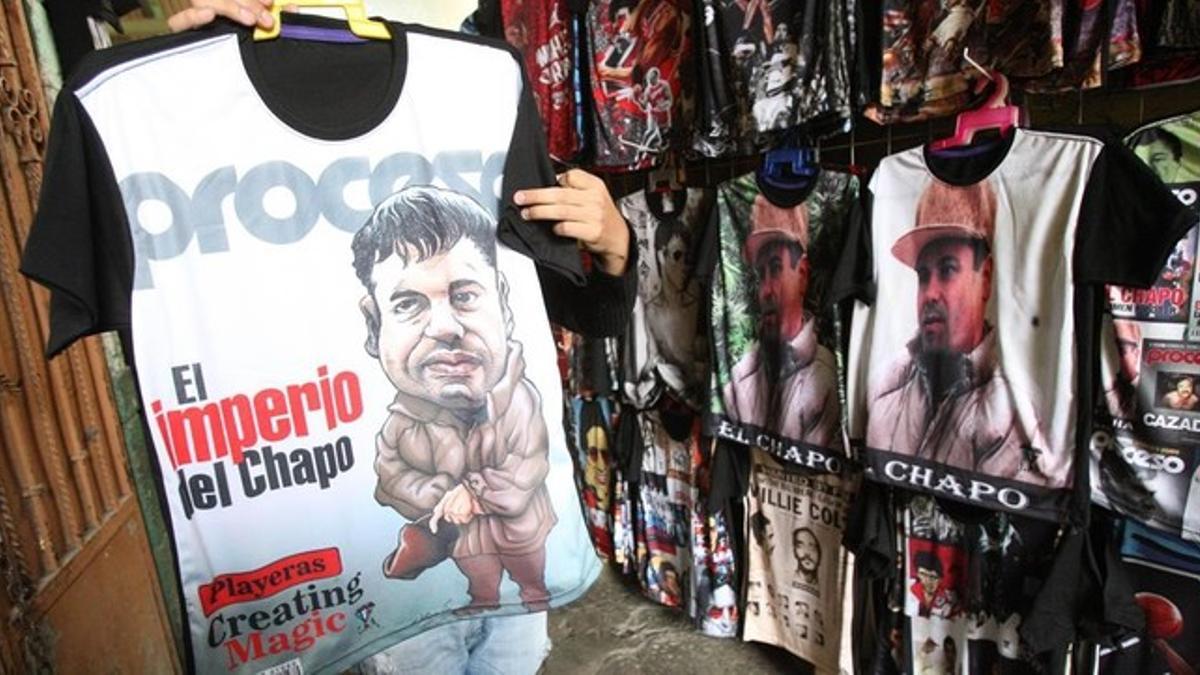 Un vendedor muestra una camiseta con la imagen del Chapo, en el mercado de Tepito, en México, el 18 de enero.