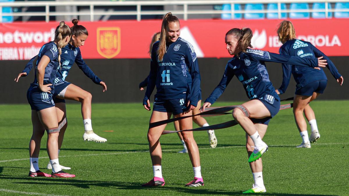 La selección femenina entrenando en el estadio Can Misses, Ibiza.