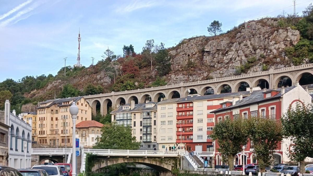 El río Negro a su paso por Luarca.