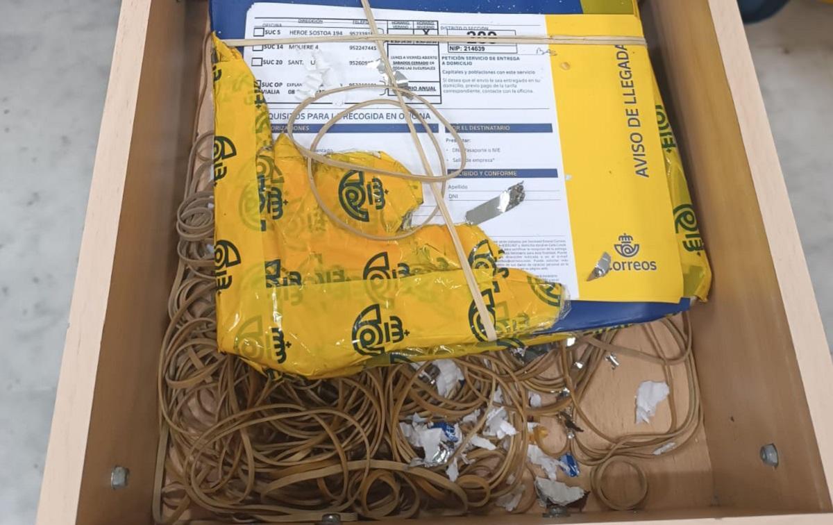 Un cajón de la oficina de Correos en la avenida de la Paloma de Málaga con restos dejados por las ratas, en una imagen facilitada hace unos meses por CSIF..
