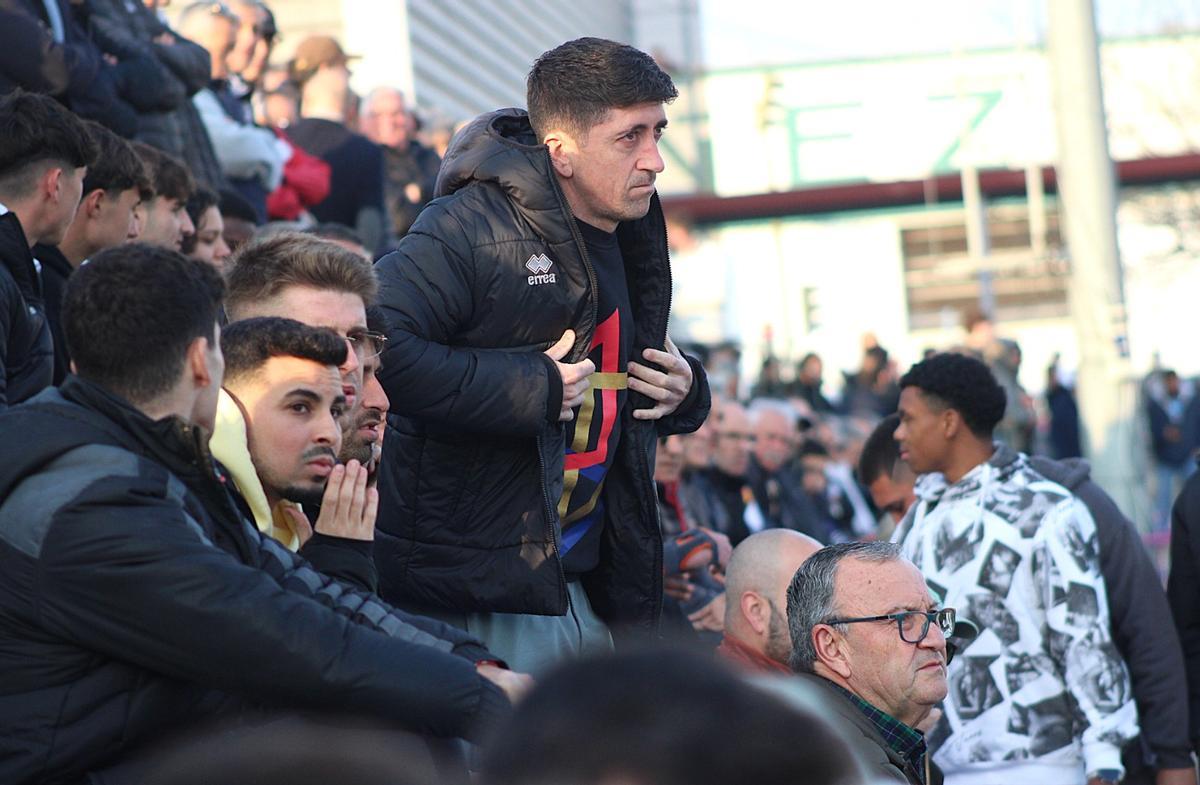 Pablo Hernández, en la grada de Gaetà Huguet en el Castellón B-Barcelona Atlètic.