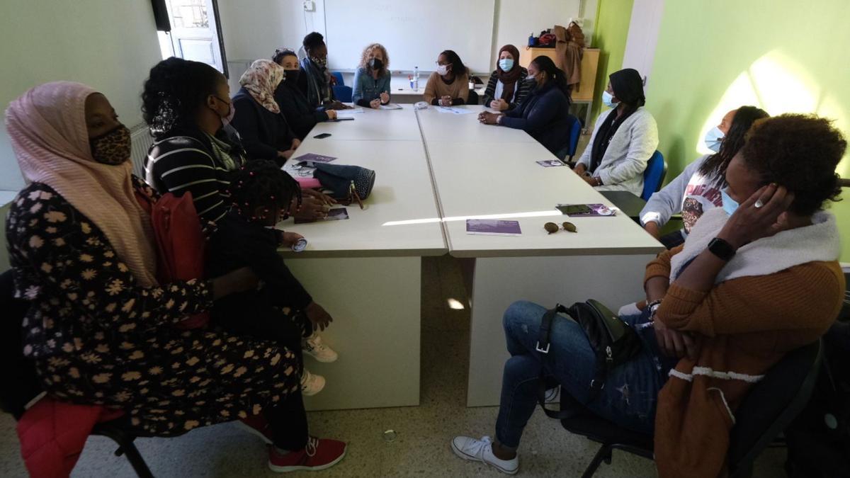 El grup de dones migrades que es reuneix els dijous a la Fundació Clerch i Nicolau de Figueres
