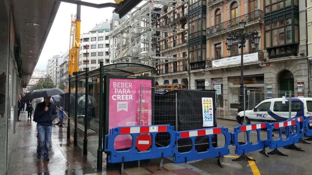 La calle Uría reabre el tránsito a los peatones frente a la casa incendiada