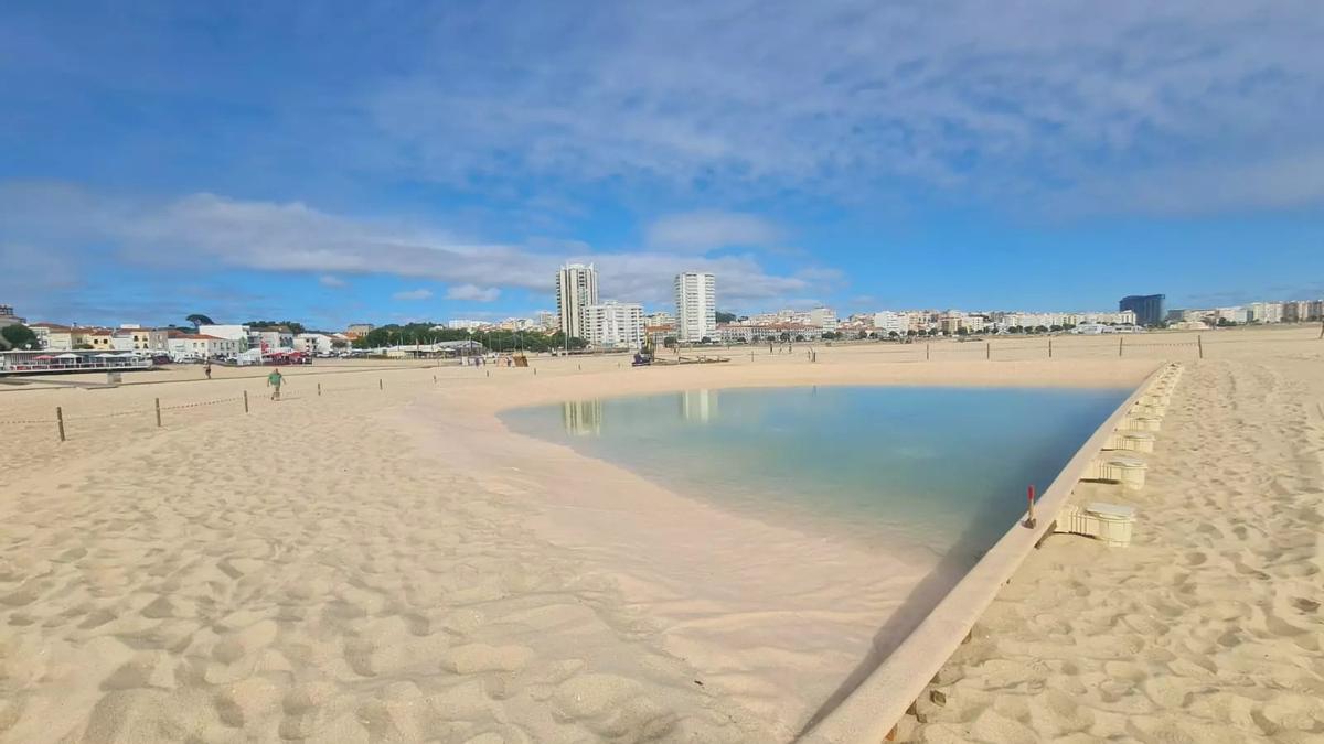 Piscina climatizada situada en una playa portuguesa.