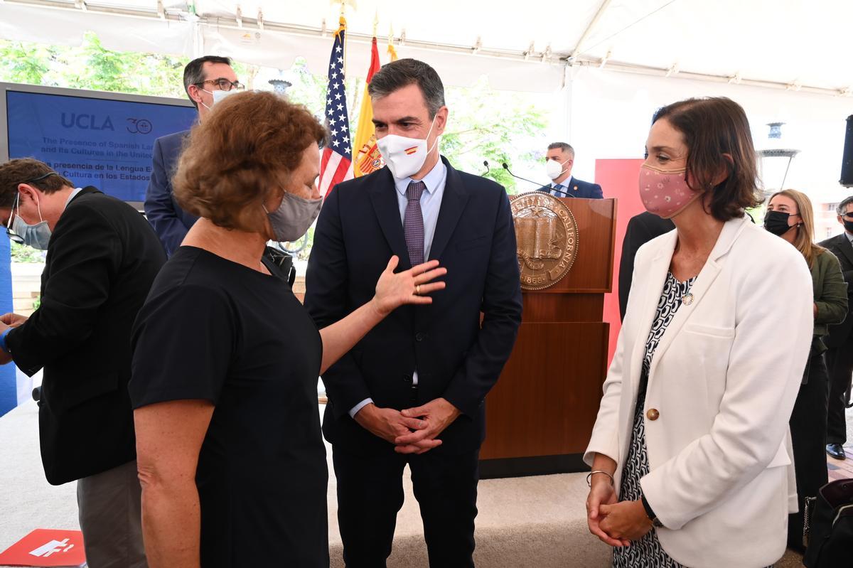 El presidente del Gobierno, Pedro Sánchez, conversa con la hispanista Barbara Fuchs, galardonada con el Premio Ñ del Instituto Cervantes, y con la ministra de Industria, Reyes Maroto, este 22 de julio en la Universidad de California Los Ángeles (UCLA). 