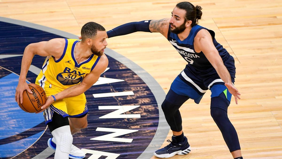 Ricky Rubio defiende a Steph Curry.