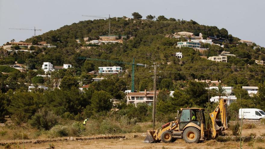 Movimientos de tierra previos a la exploración arqueológica en los terrenos donde se proyectaba el hospital de Jesús, en una imagen de archivo. | J. A. RIERA