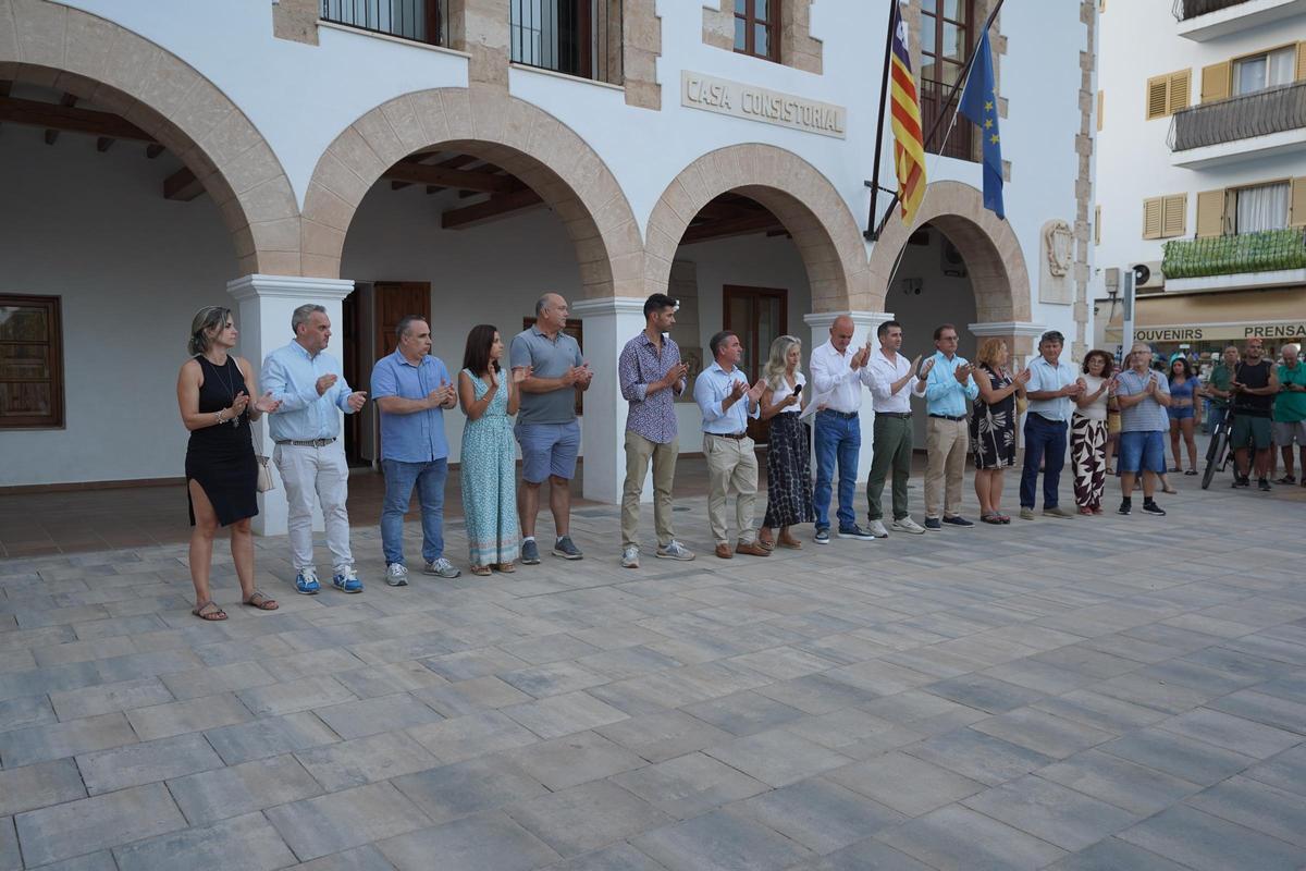 Mira las imágenes de la concentración en apoyo a Ceuta en Santa Eulària Mira las imágenes de la concentración en apoyo a Ceuta en Santa Eulària