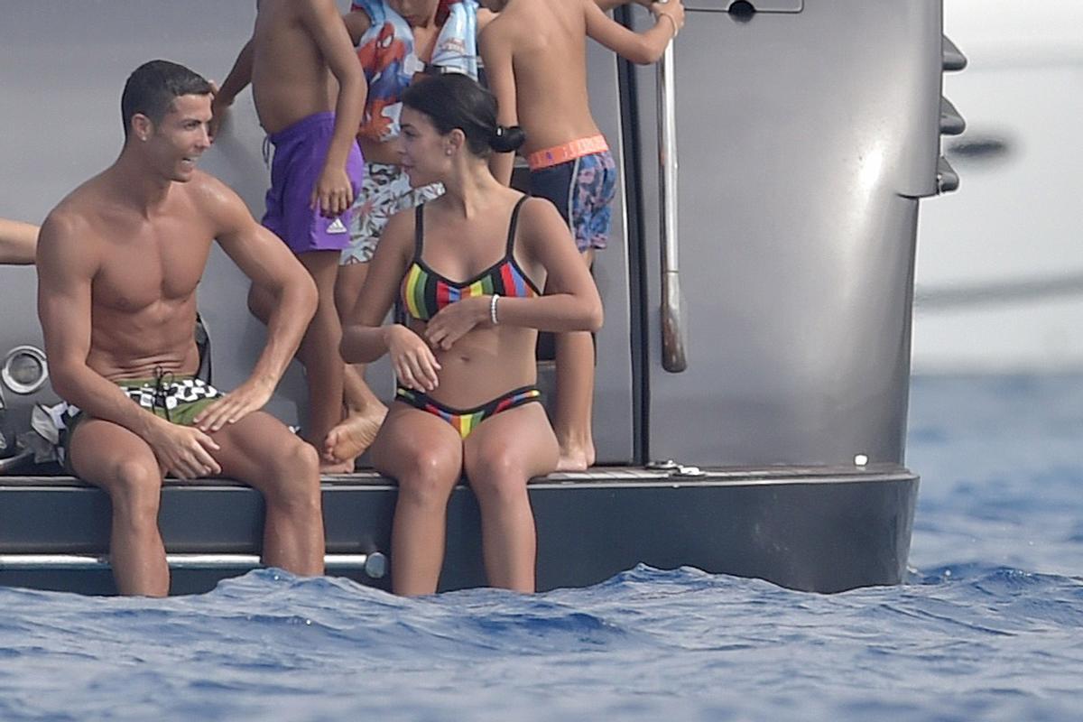 Cristiano Ronaldo y Georgina en un yate en Ibiza