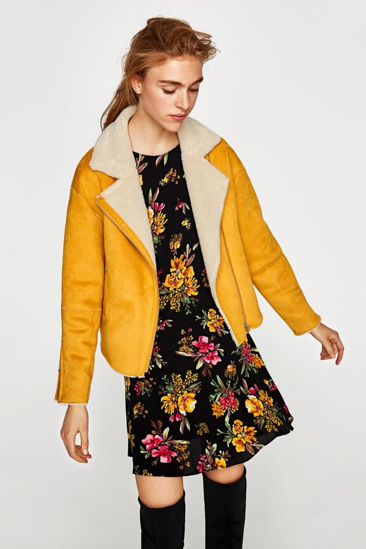 Rebajas en Zara: chaqueta de ante amarilla