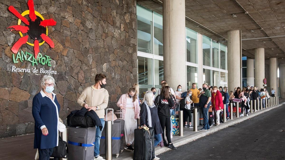 Varios turistas hacen cola para tomar un taxi a su llegada al aeropuerto César Manrique de Lanzarote, el pasado noviembre