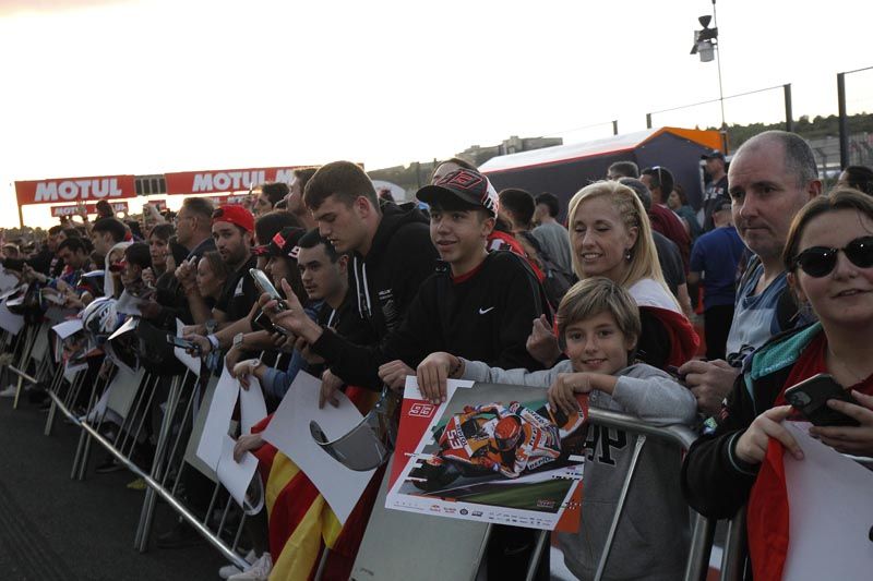 Ambientazo en Cheste | La afición disfruta con el Pit Walk