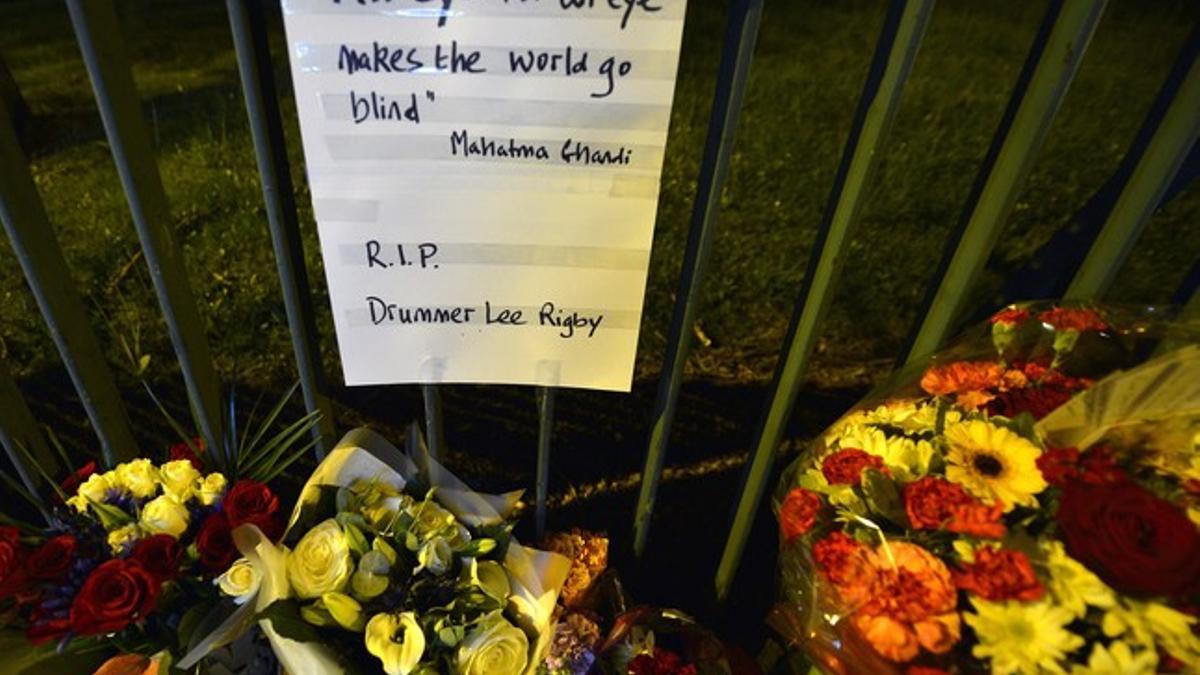 Flores en memoria del soldado Drummer Lee Rigby, asesinado por islamistas en Woolwich (Londres).