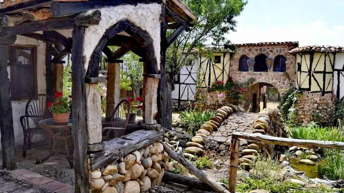 Artlanza, un pueblo medieval dentro de otro pueblo construido por un solo hombre