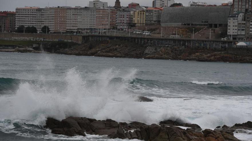 Oleaje en la playa de Riazor.