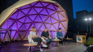 Primera jornada de la Biennal de Pensament, el pasado día 8, con la presencia del libanés Wajdi Mouawad y Oriol Broggi, en la plaza Joan Coromines del CCCB.