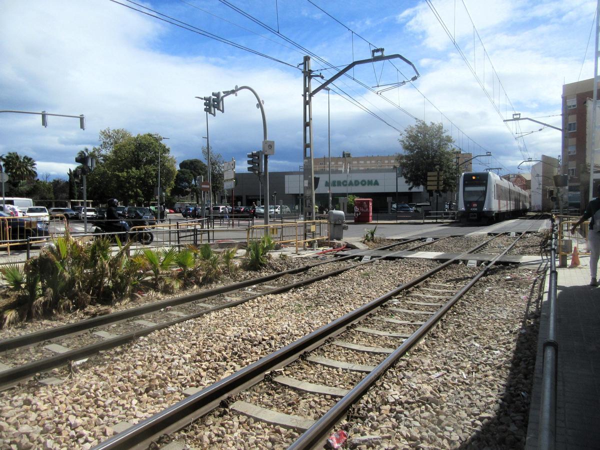El paso a nivel y la estación de Burjassot-Godella.