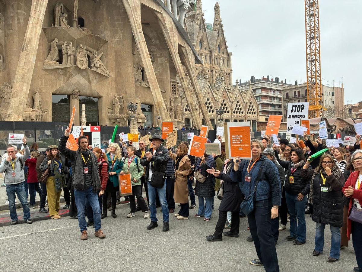 Movilización de guías profesionales ante la Sagrada Família, este domingo.