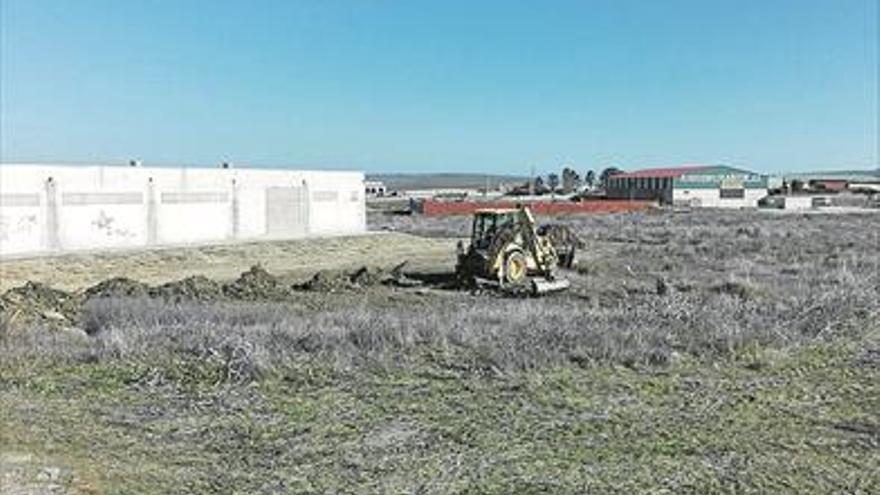 Comienzan las obras para construir una pista polideportiva en Cáceres el Viejo