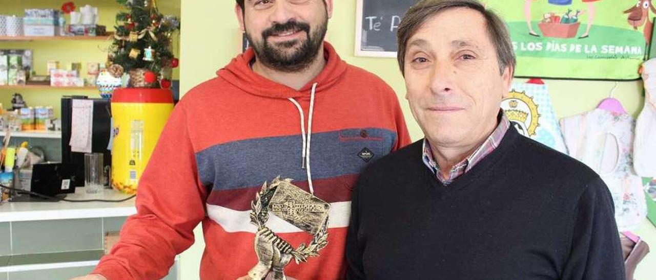 Luisma Cardeli (a la izquierda) y Agustín Leal, con el trofeo que los acredita como bronce en el Campeonato de España de dominó por parejas celebrado en Jaén.