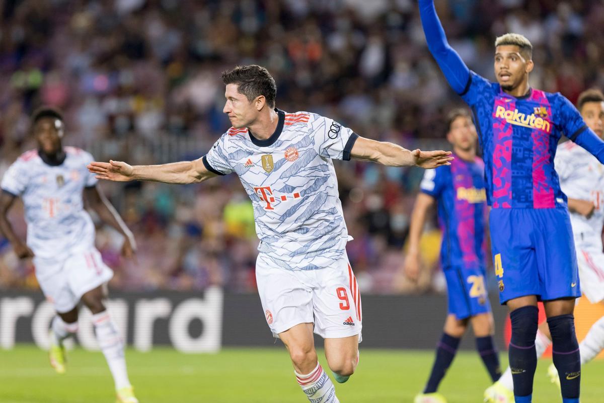 Lewandovski celebra uno de sus goles en el Camp Nou