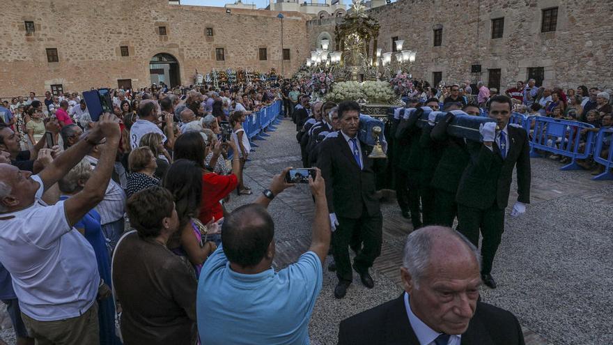 Dos instantes de la procesión de anoche en Santa Pola en honor a la patrona, la Virgen de Loreto, en el último de los nueve días de fiestas que ha vivido la villa marinera.